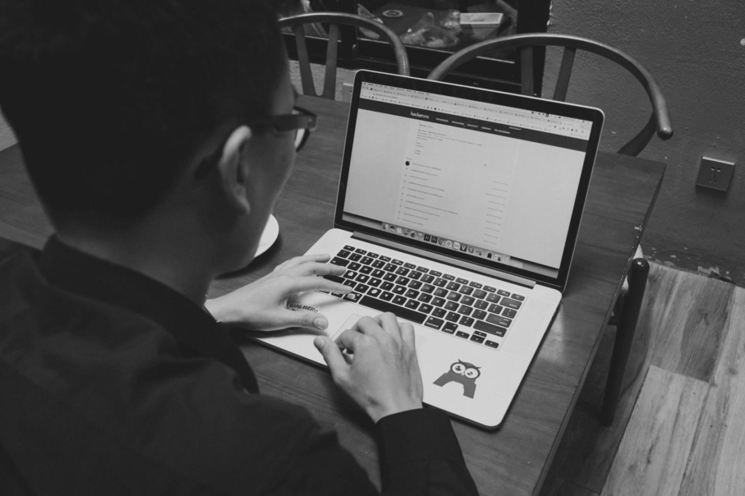 Équipe hydrexanari travaillant sur des analyses financières